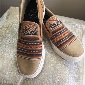 INKKAS Slip On Shoes Size 8W